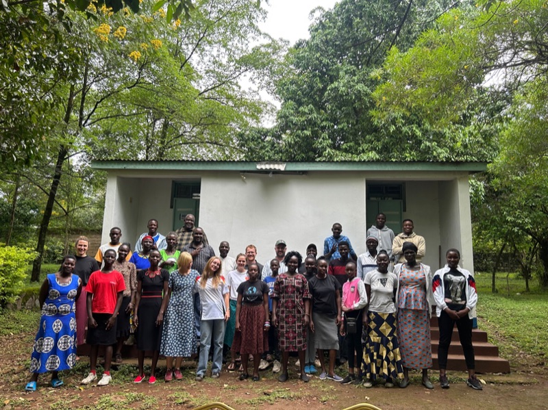 Team und Familien bei einem Seminar in Kisumu